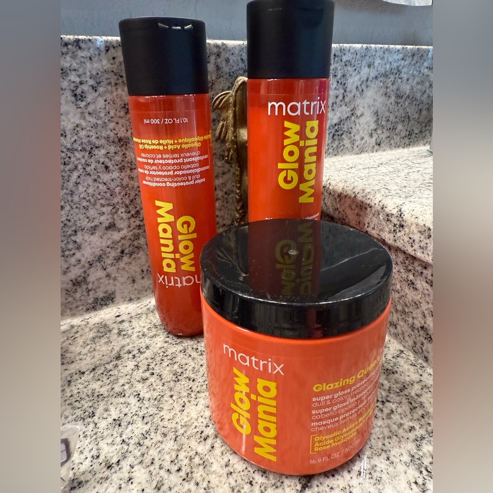 New and full-size! Glow Mania system by Matrix 🤩 shampoo, conditioner and mask
